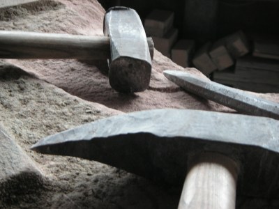 -Der Zweispitz ist eines der ältesten Hiebwerkzeuge und wird mit beiden Händen gehalten. -Das Spitzeisen ist ebenfalls ein "Klassiker" und wird für die grobe Arbeit benutzt. -Der Fäustel aus Eisen oder Stahl gehört ebenfalls zur Grundausstattung eines "Steinigen", wobei heute oft auch Druckluftwerkzeuge verwendet werden.