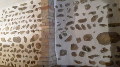 Restaurierte Bollensteinwand aus dem Mittelalter. Mit Kalk geweisst.